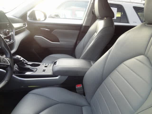 Thumbnail: 2023 Toyota Highlander - 6