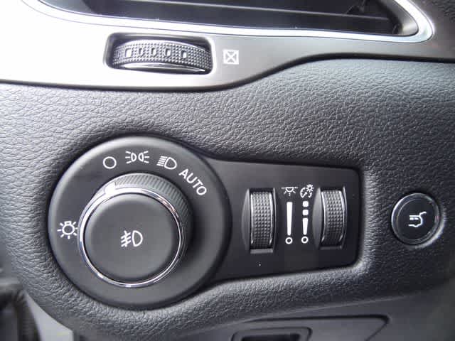 Thumbnail: 2020 Jeep Cherokee - 9