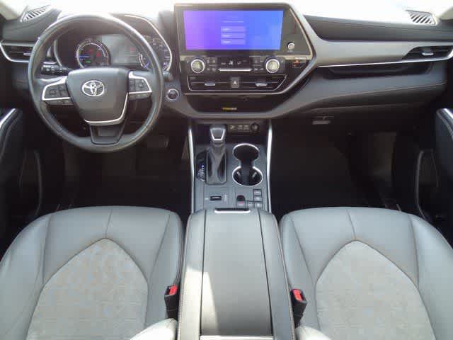 Thumbnail: 2023 Toyota Highlander - 16