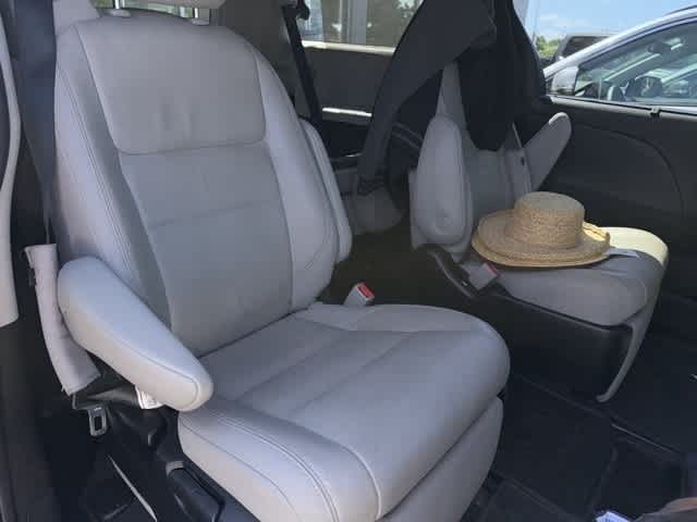 Thumbnail: 2020 Toyota Sienna - 3