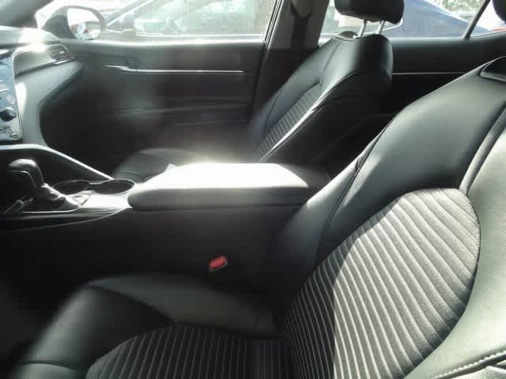 Used 2020 Toyota Camry SE Sedan