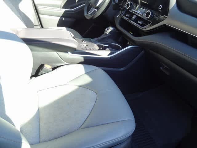 Thumbnail: 2023 Toyota Highlander - 24