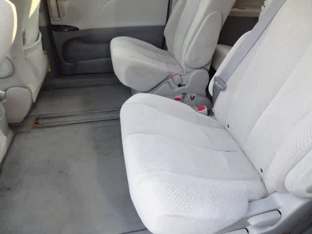 2011 Toyota Sienna LE 15