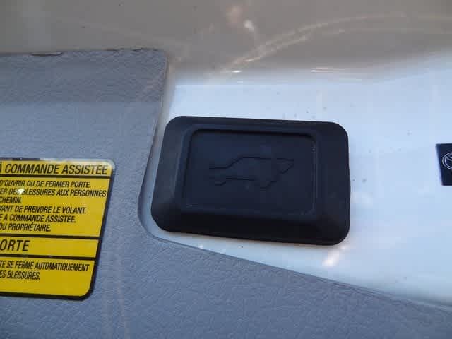 Thumbnail: 2013 Toyota Highlander - 22