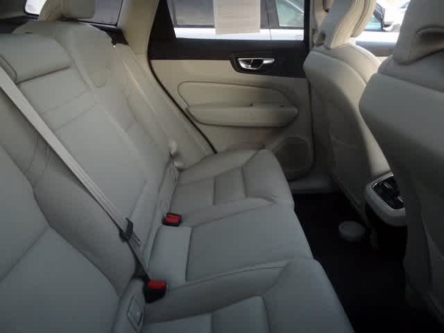 Thumbnail: 2022 Volvo XC60 - 12