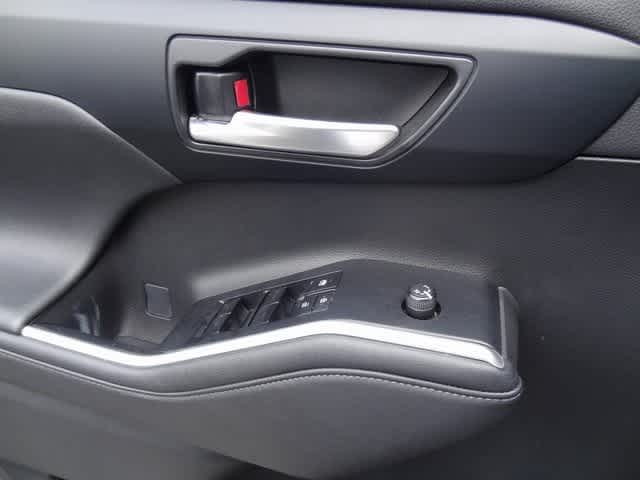 Thumbnail: 2023 Toyota Highlander - 9