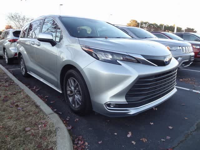 Thumbnail: 2024 Toyota Sienna - 3