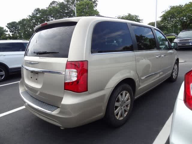 Thumbnail: 2016 Chrysler Town & Country - 4