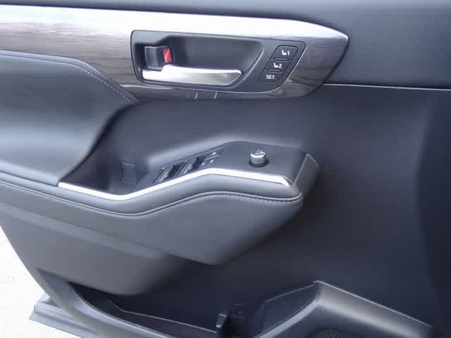 Thumbnail: 2022 Toyota Highlander - 24