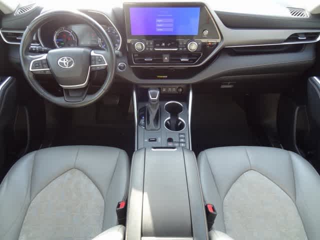 Thumbnail: 2023 Toyota Highlander - 16
