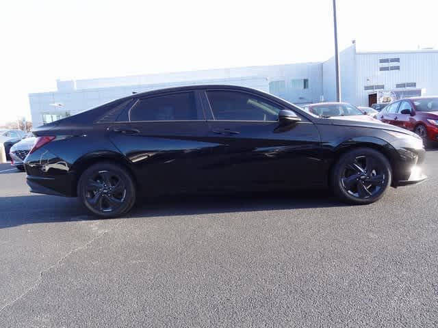 Thumbnail: 2023 Hyundai Elantra - 4