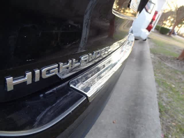 Thumbnail: 2023 Toyota Highlander - 16