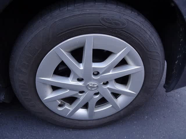 Thumbnail: 2012 Toyota Prius v - 15