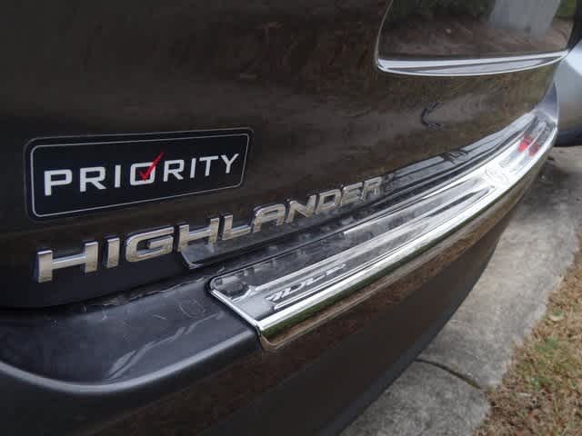 Thumbnail: 2023 Toyota Highlander - 15