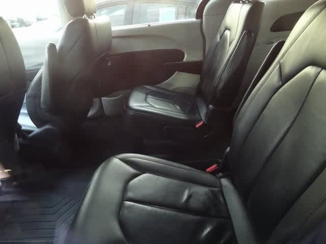 Thumbnail: 2017 Chrysler Pacifica - 9