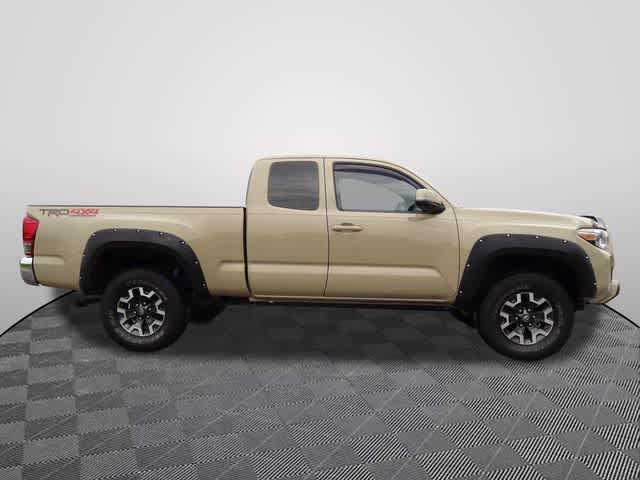 Thumbnail: 2017 Toyota Tacoma - 4