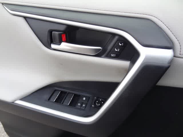 Thumbnail: 2021 Toyota RAV4 - 17