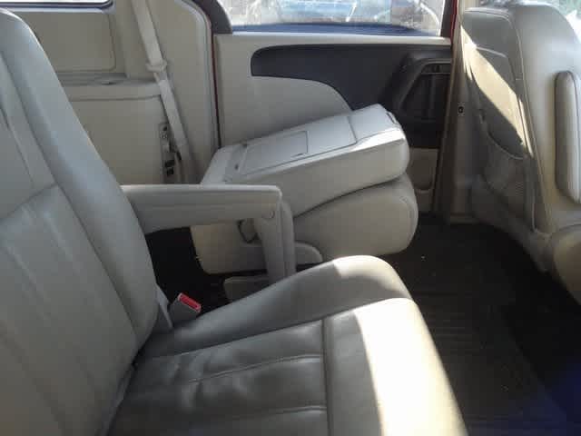 Thumbnail: 2013 Chrysler Town & Country - 6