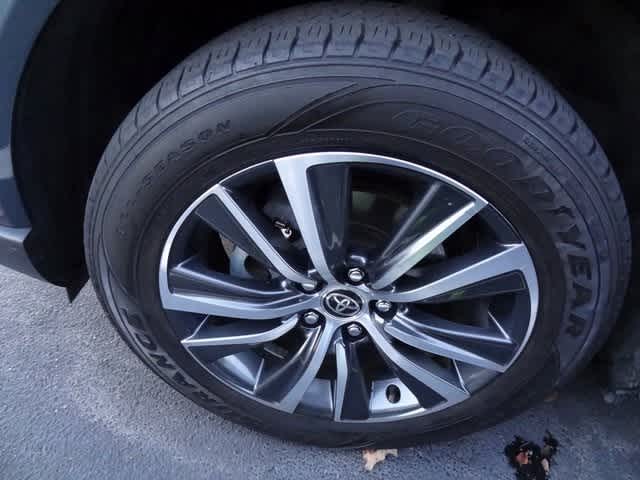 Thumbnail: 2023 Toyota Venza - 12