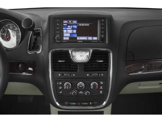 Thumbnail: 2013 Chrysler Town & Country - 10