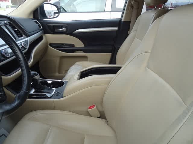 Thumbnail: 2019 Toyota Highlander - 7