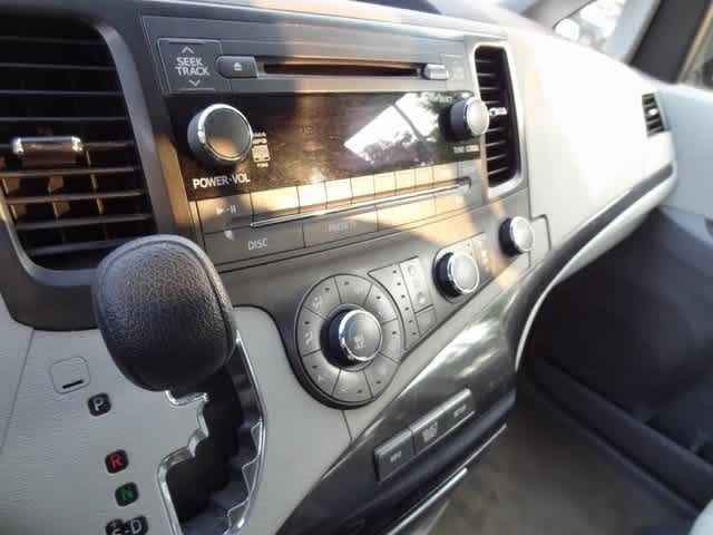 2011 Toyota Sienna LE 9