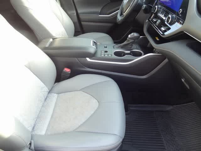 Thumbnail: 2023 Toyota Highlander - 18