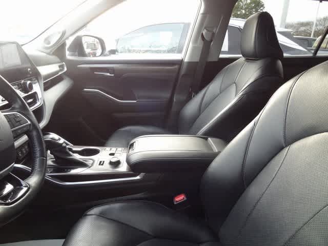 Thumbnail: 2023 Toyota Highlander - 7