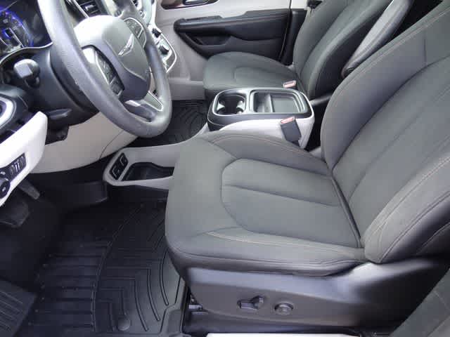 Thumbnail: 2018 Chrysler Pacifica - 6