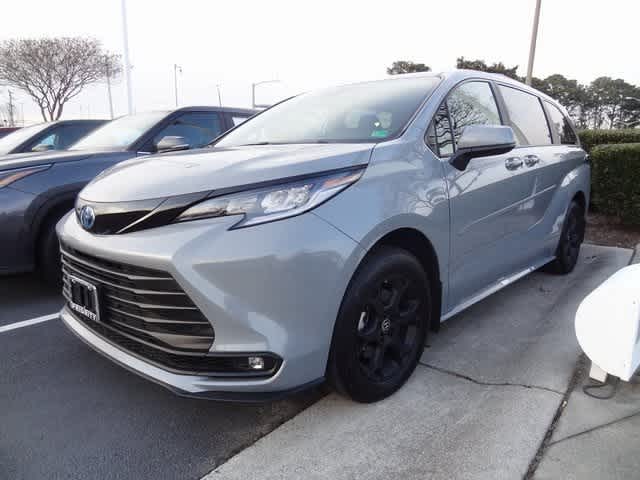 Thumbnail: 2025 Toyota Sienna - 10