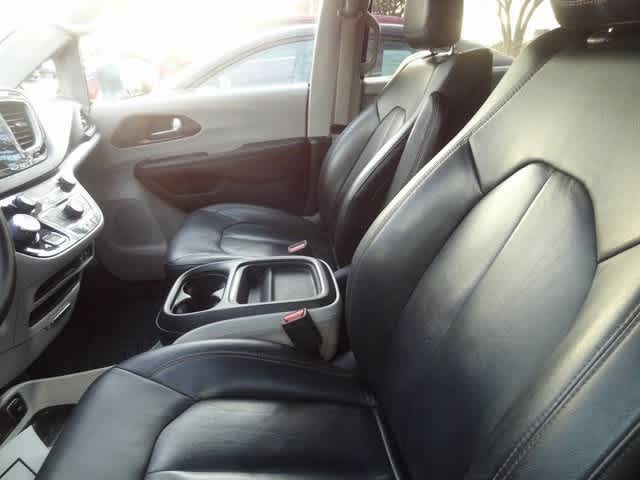 Thumbnail: 2017 Chrysler Pacifica - 8