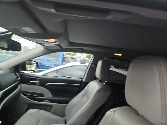 Thumbnail: 2015 Toyota Highlander - 3