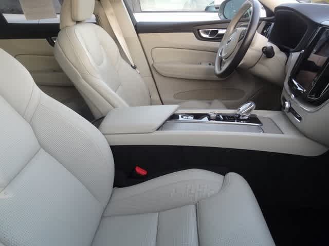 Thumbnail: 2022 Volvo XC60 - 11