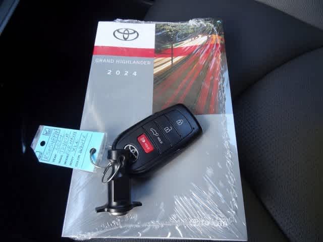 Thumbnail: 2024 Toyota Grand Highlander - 42