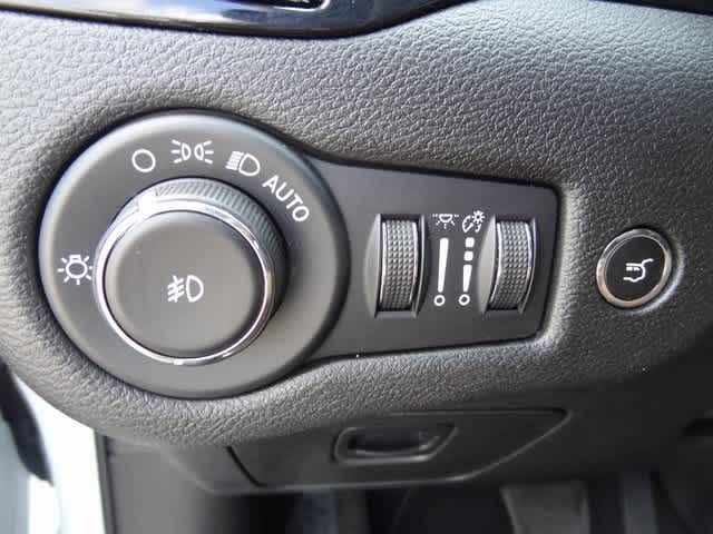Thumbnail: 2023 Jeep Cherokee - 17