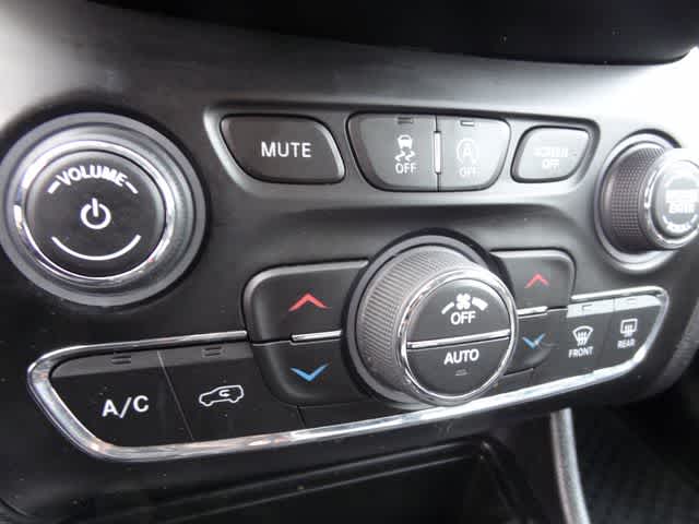 Thumbnail: 2020 Jeep Cherokee - 15