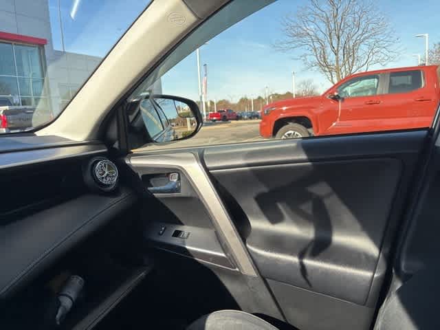 Thumbnail: 2016 Toyota RAV4 - 3