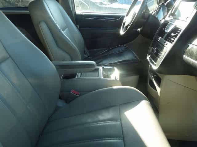 Thumbnail: 2013 Chrysler Town & Country - 5