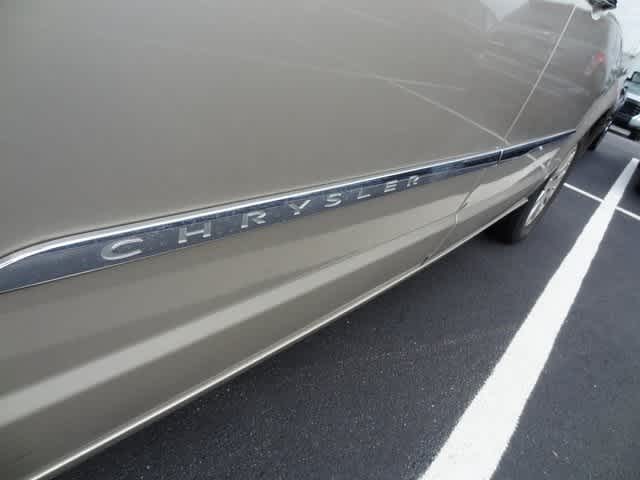 Thumbnail: 2016 Chrysler Town & Country - 10