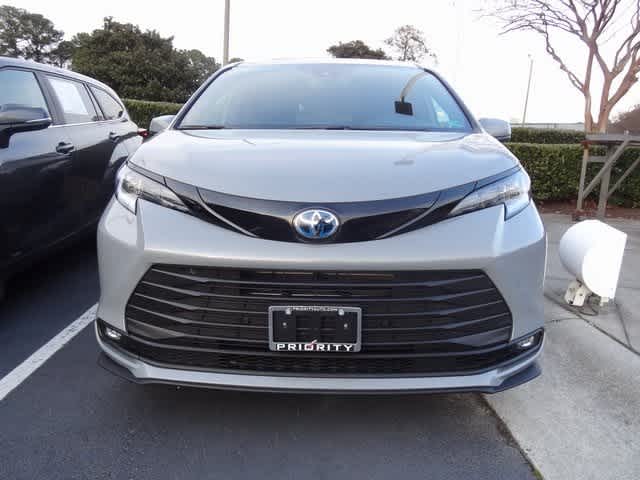 Thumbnail: 2025 Toyota Sienna - 2