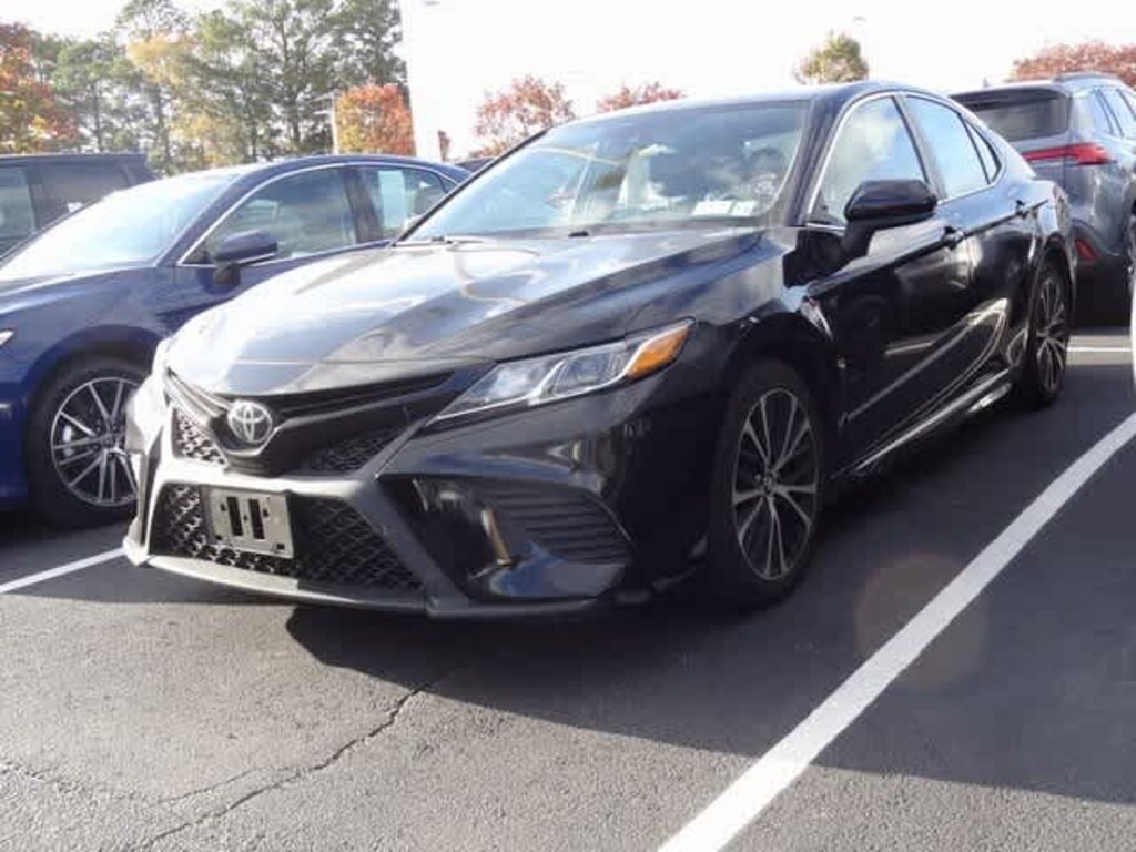 Used 2020 Toyota Camry SE Sedan