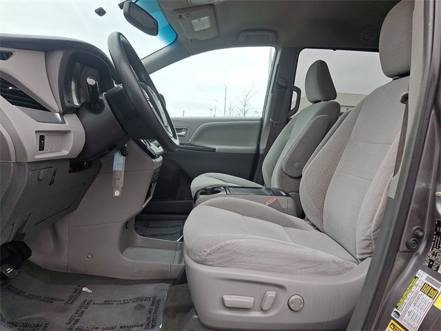 Thumbnail: 2017 Toyota Sienna - 14