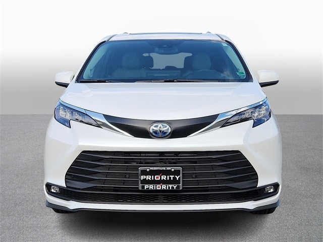 Thumbnail: 2025 Toyota Sienna - 2