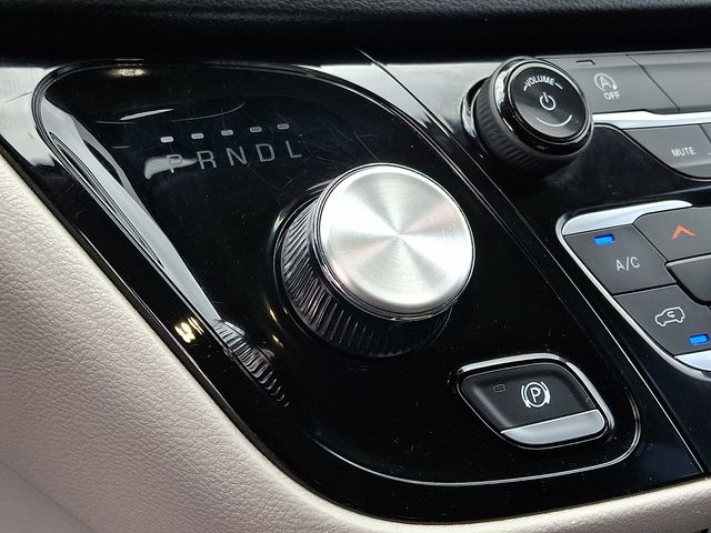 Thumbnail: 2023 Chrysler Voyager - 16