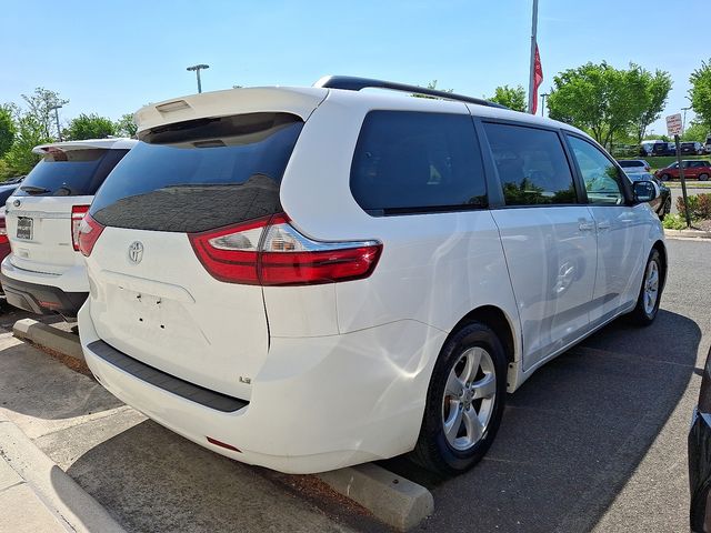 Thumbnail: 2017 Toyota Sienna - 4