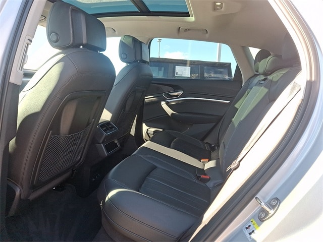 Thumbnail: 2022 Audi e-tron - 10