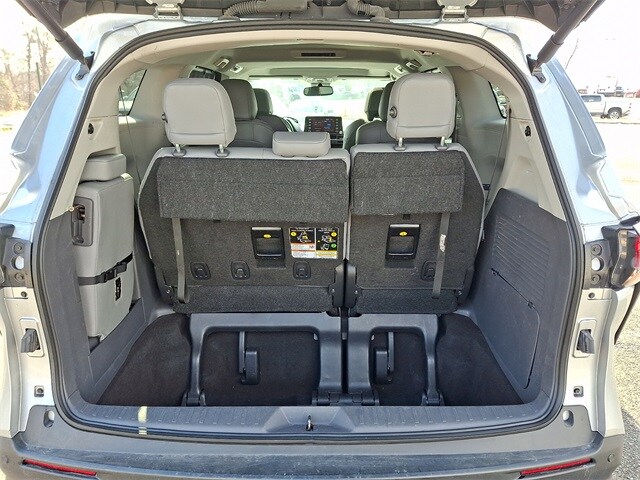 Thumbnail: 2024 Toyota Sienna - 32