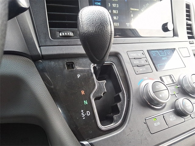 Thumbnail: 2017 Toyota Sienna - 15