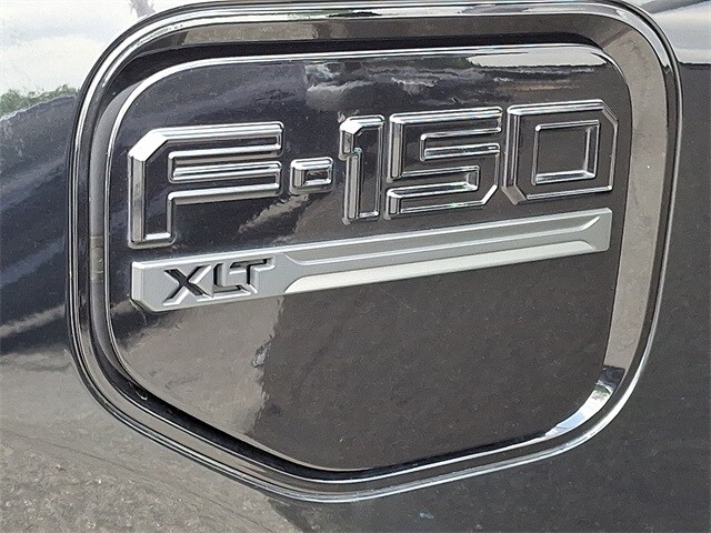 2022 Ford F-150 Lightning XLT 32
