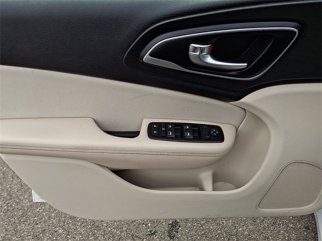 Thumbnail: 2015 Chrysler 200 - 12